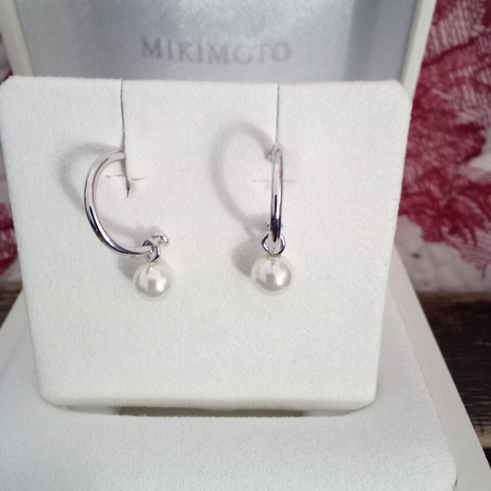 Mikimoto’s luxe hoops feature a round cut. So Elegant!